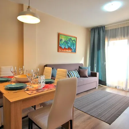 Al15 - 1 Familias A 300 M Playa Fenals Lloret de Mar