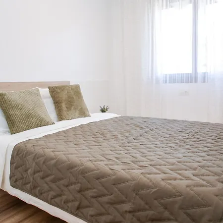 Al15 - 1 Familias A 300 M Playa Fenals Lloret de Mar