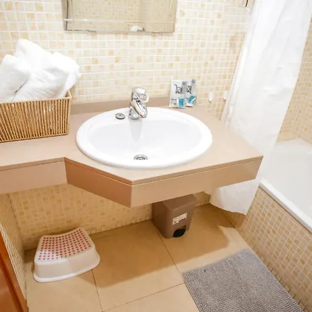 Al15 - 1 Familias A 300 M Playa Fenals يوريت دي مار