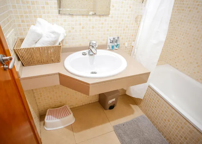 Al15 - 1 Familias A 300 M Playa Fenals Lloret de Mar